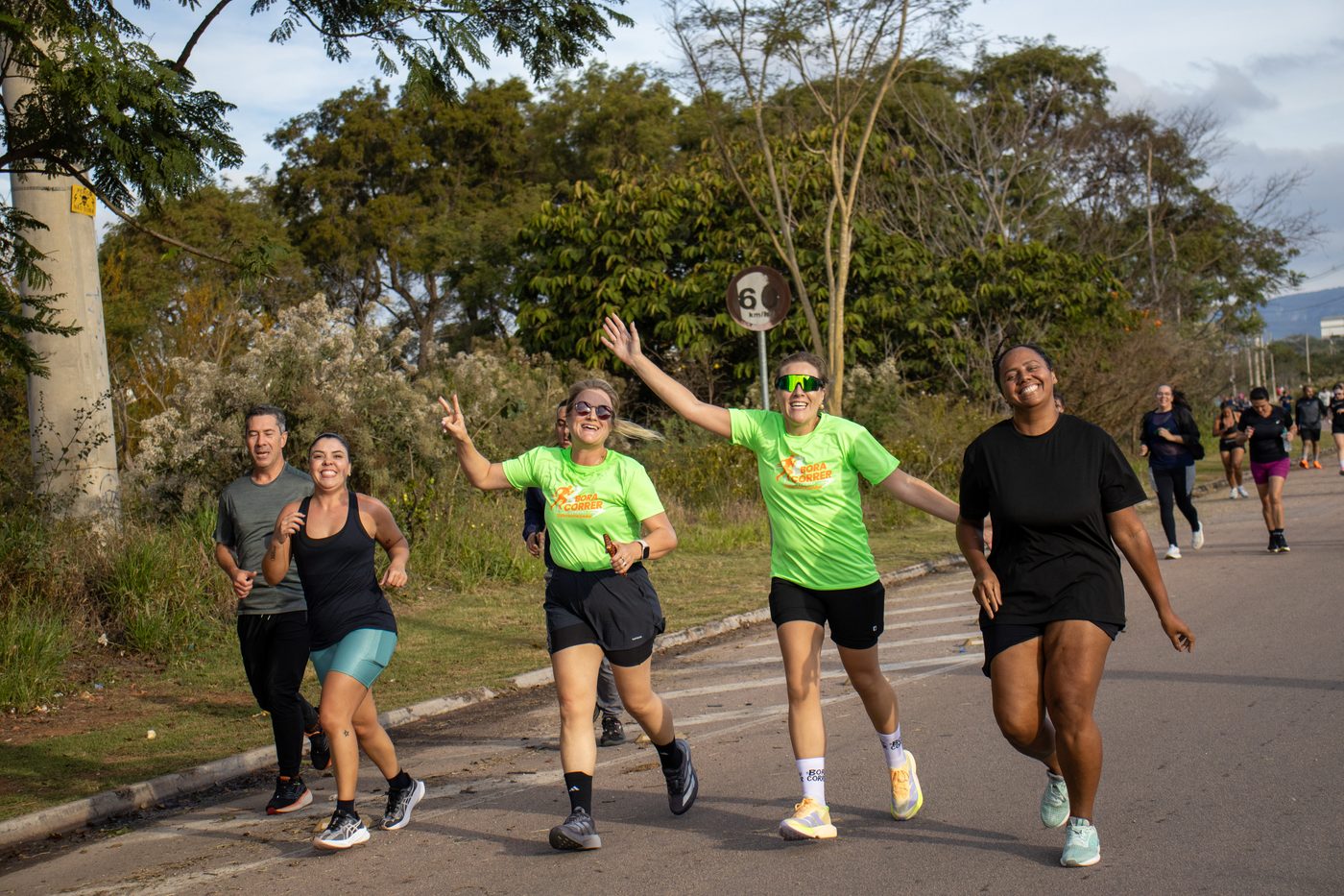 Grupo de amigas comemorando enquanto caminha no percurso
