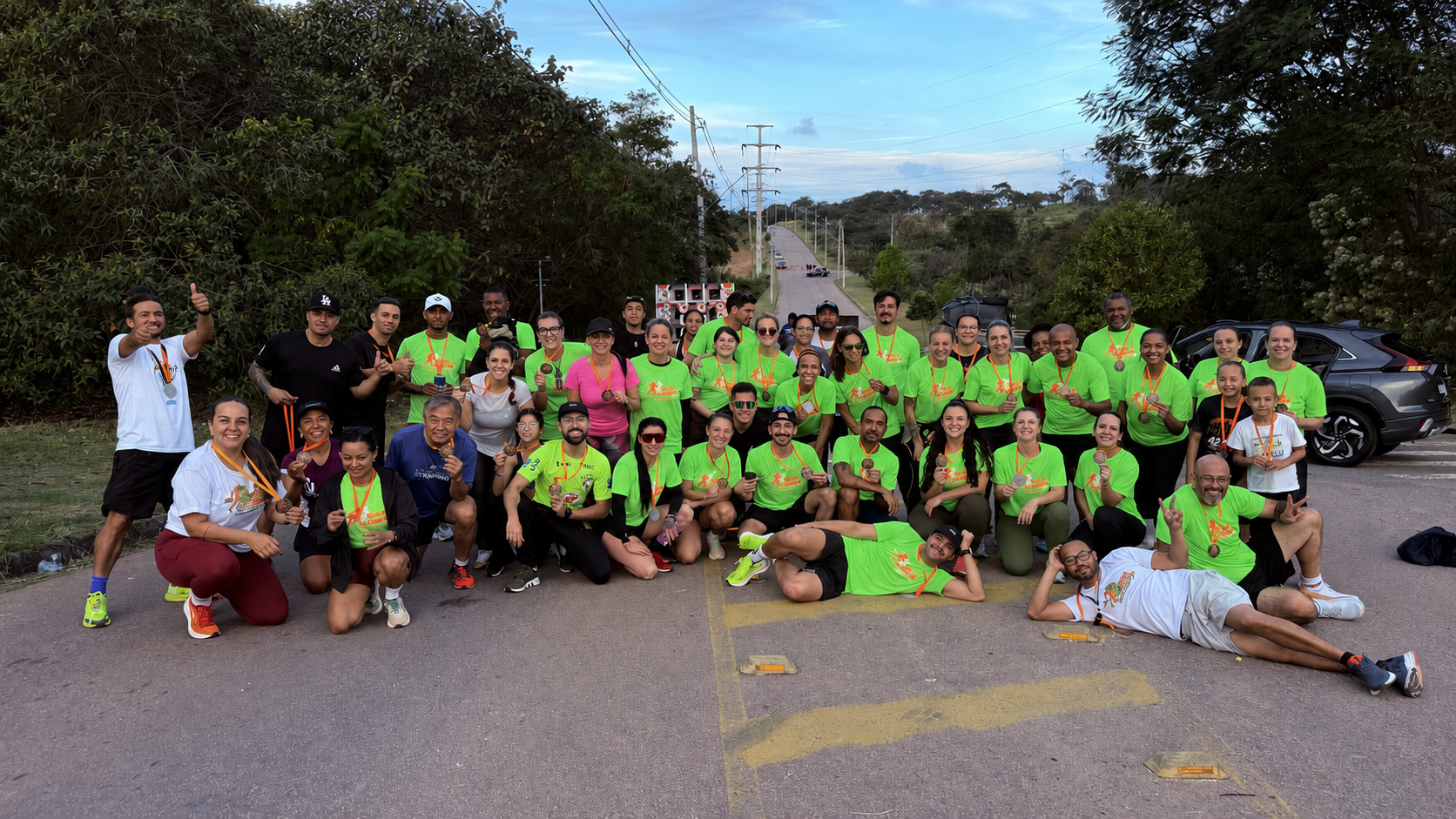 Foto coletiva dos grupos de corrida participantes na chegada