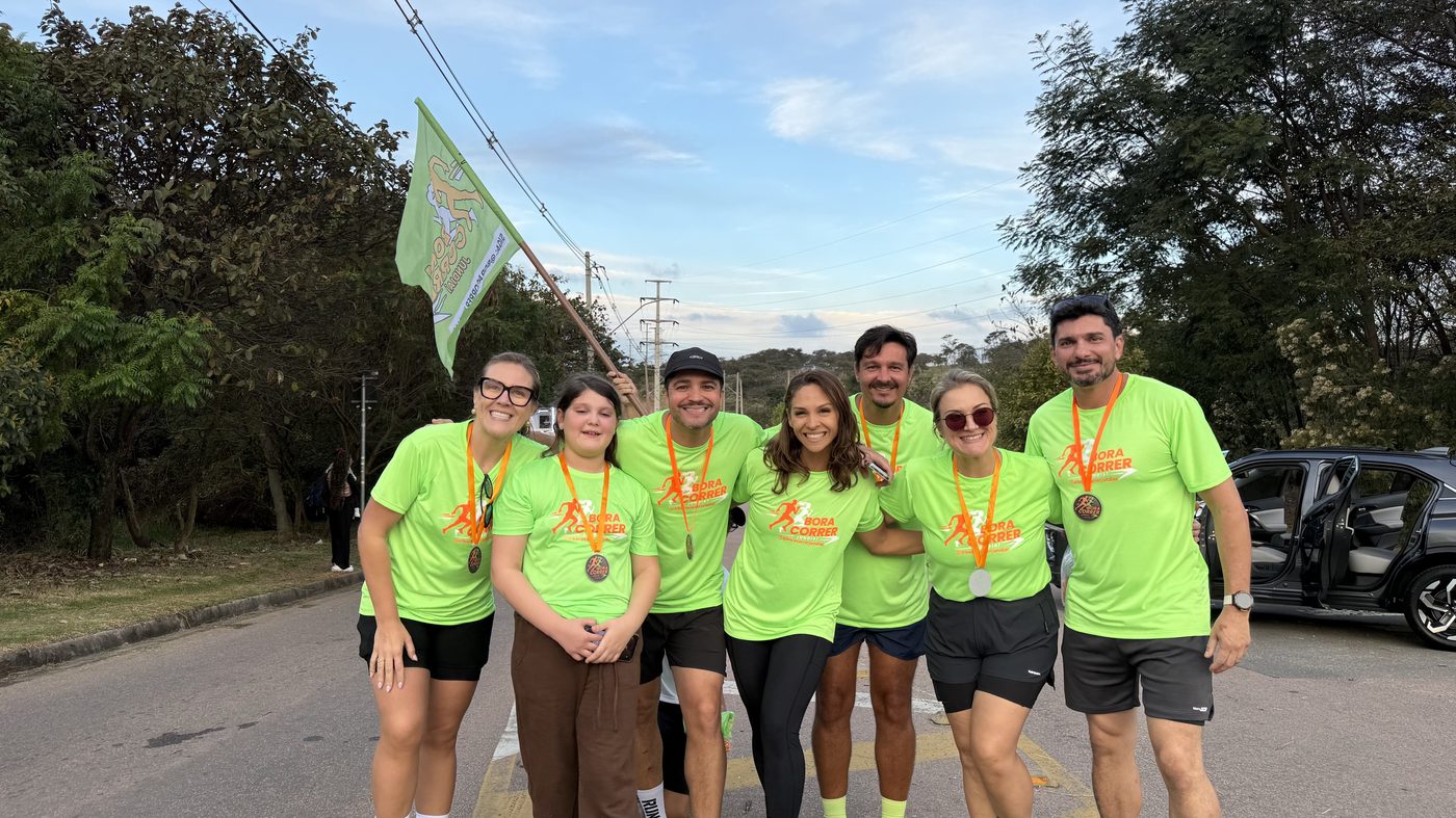 Grupo de participantes reunidos com as medalhas após a prova