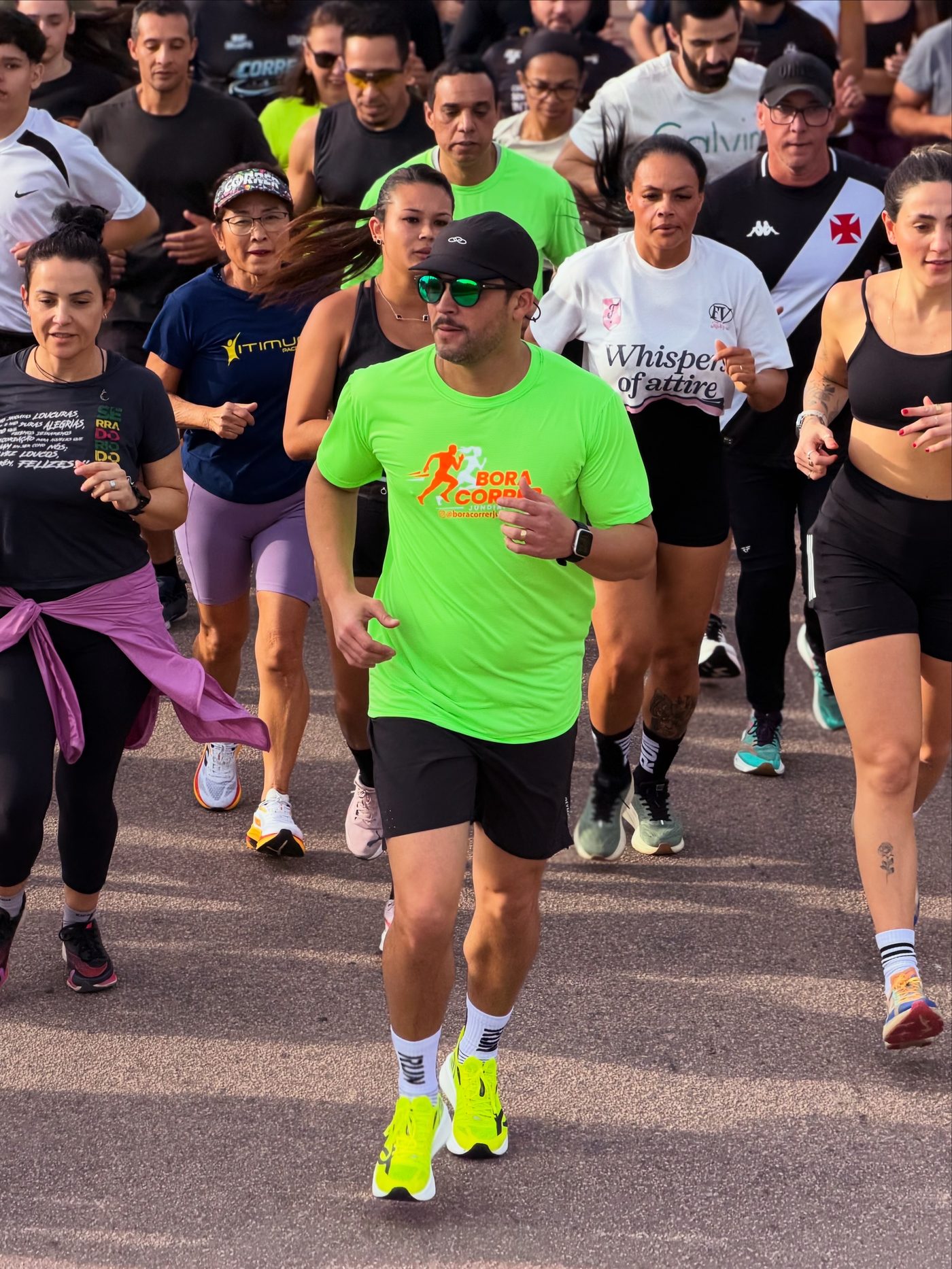 Corredores em ritmo forte durante os primeiros quilômetros