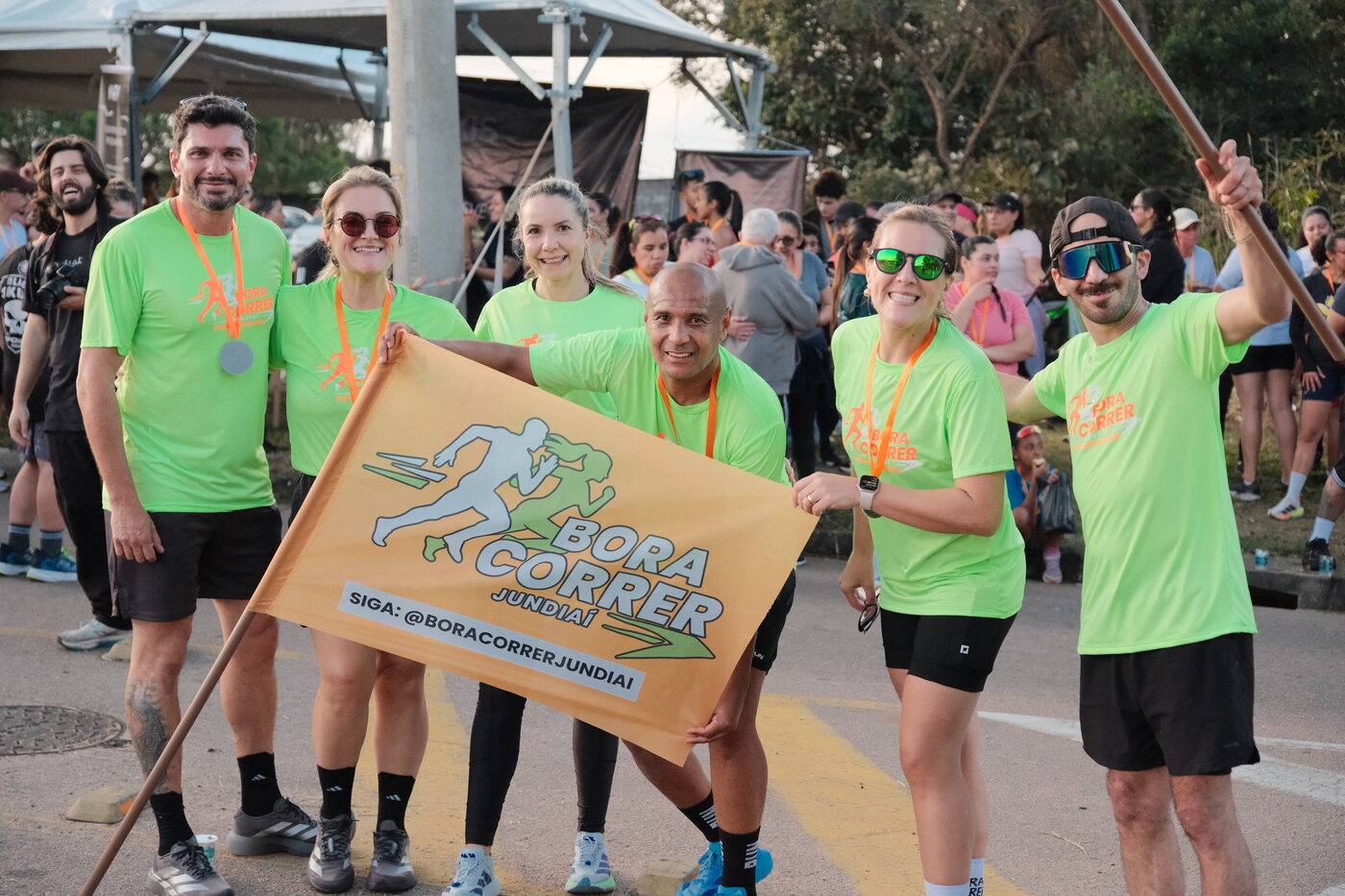 Equipe do Bora Correr Jundiaí segurando a bandeira do grupo